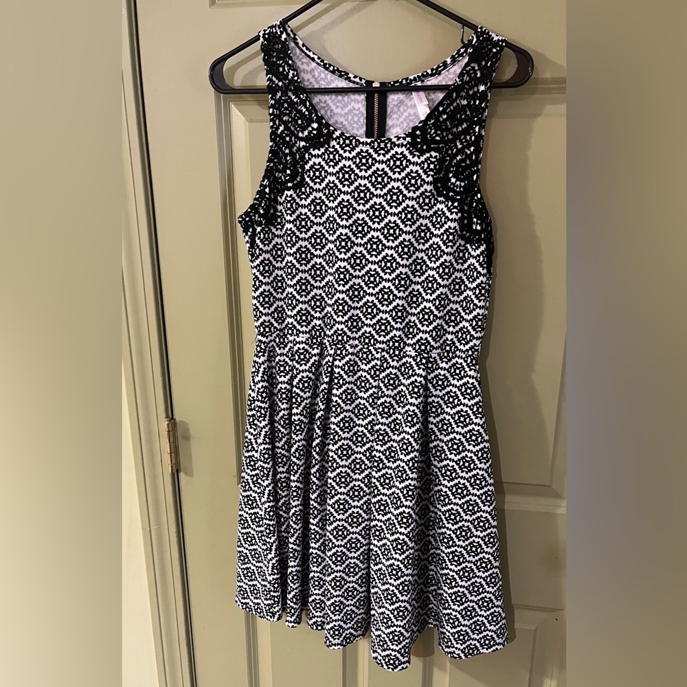 B3G1free Black and white sleeveless dress
